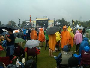 Rain-soaked crowds watching Citizen Cope at the ACL Festival (photo credit: Felix Colagrossi)