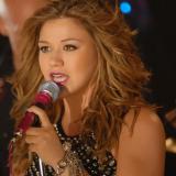 kelly-clarkson-with-microphone Kelly Clarkson (photo: www.kellyofficial.com)