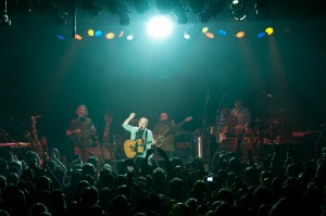 Paul Simon on stage with band (photo: Jim Bennett)