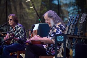 jackson-browne-and-david-lindley-paul-brown Jackson Browne (left) and David Lindley (photo: Paul Brown)