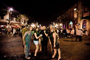 sxsw2011thurs0071 SXSW festivalgoers on Sixth Street (photo: Christopher Nelson)